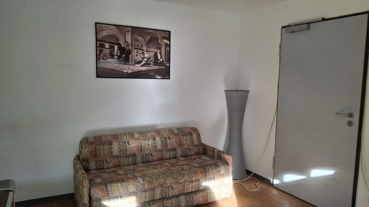 Sofa in der Sitzecke des Billardraums