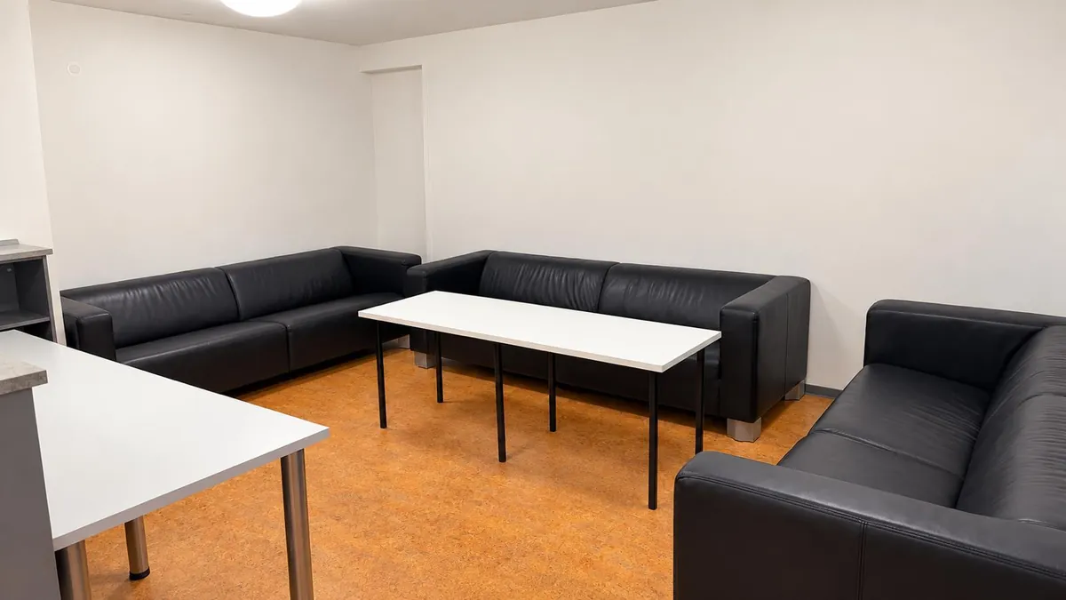 Sitzecke mit drei Ledersofas und Tisch