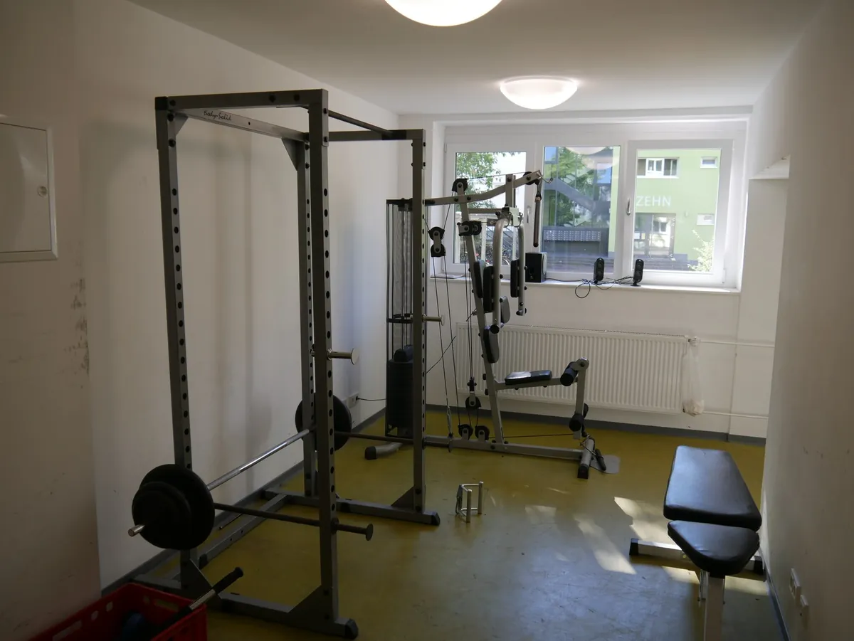 Rack und Multifunktionstrainer im Fitnessraum