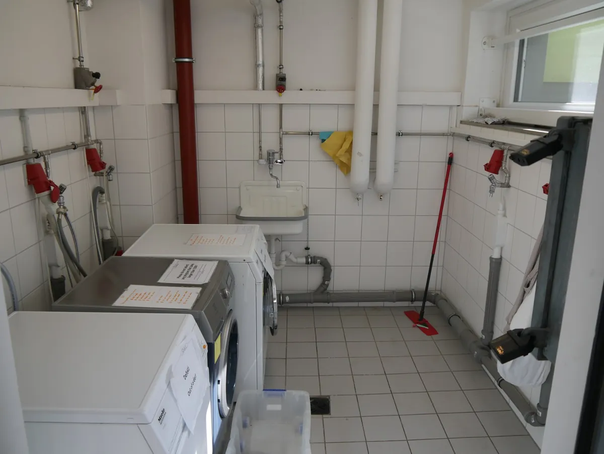 Waschmaschinen und Trockner im Waschraum