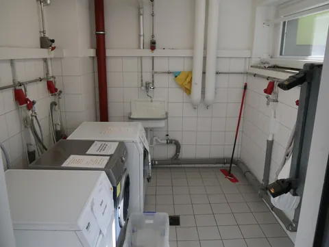 Waschmaschinen und Trockner im Waschraum