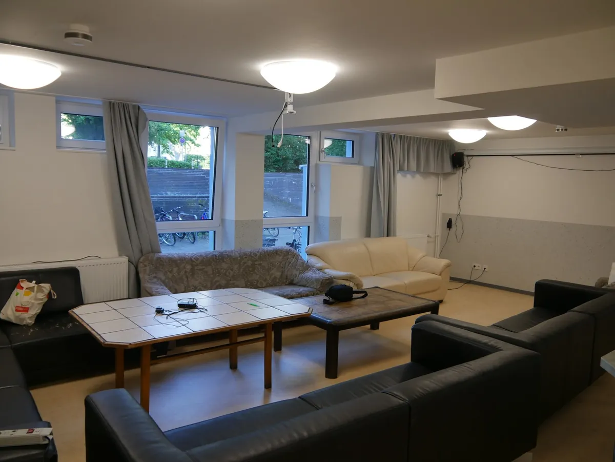 Unterer Tagesraum mit Sofas und Tischen