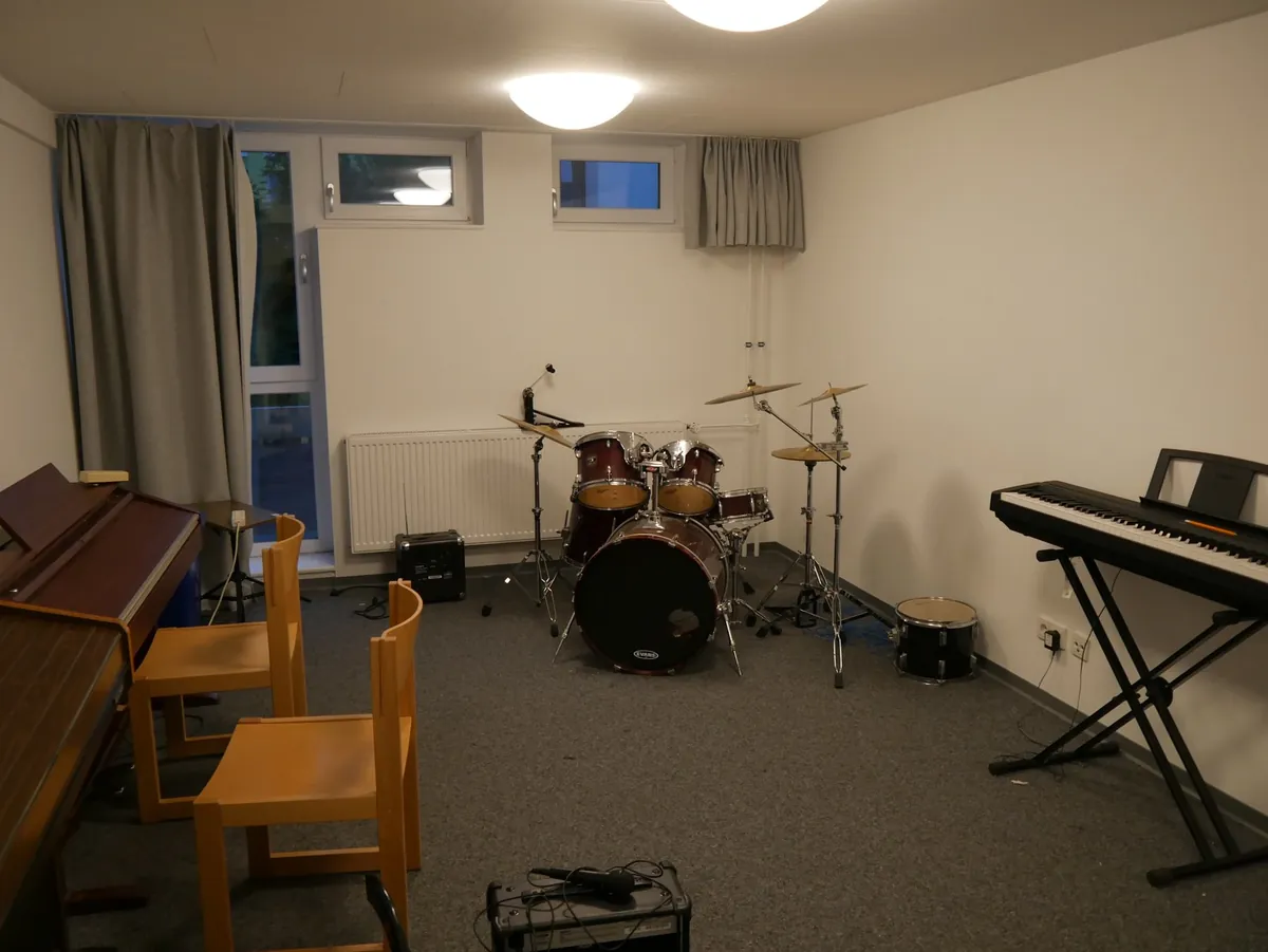 Musikraum mit Schlagzeug und Keyboards