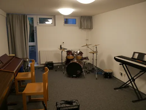 Musikraum mit Schlagzeug und Keyboards