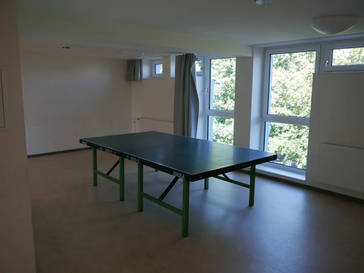 Tischtennisplatte im oberen Tagesraum